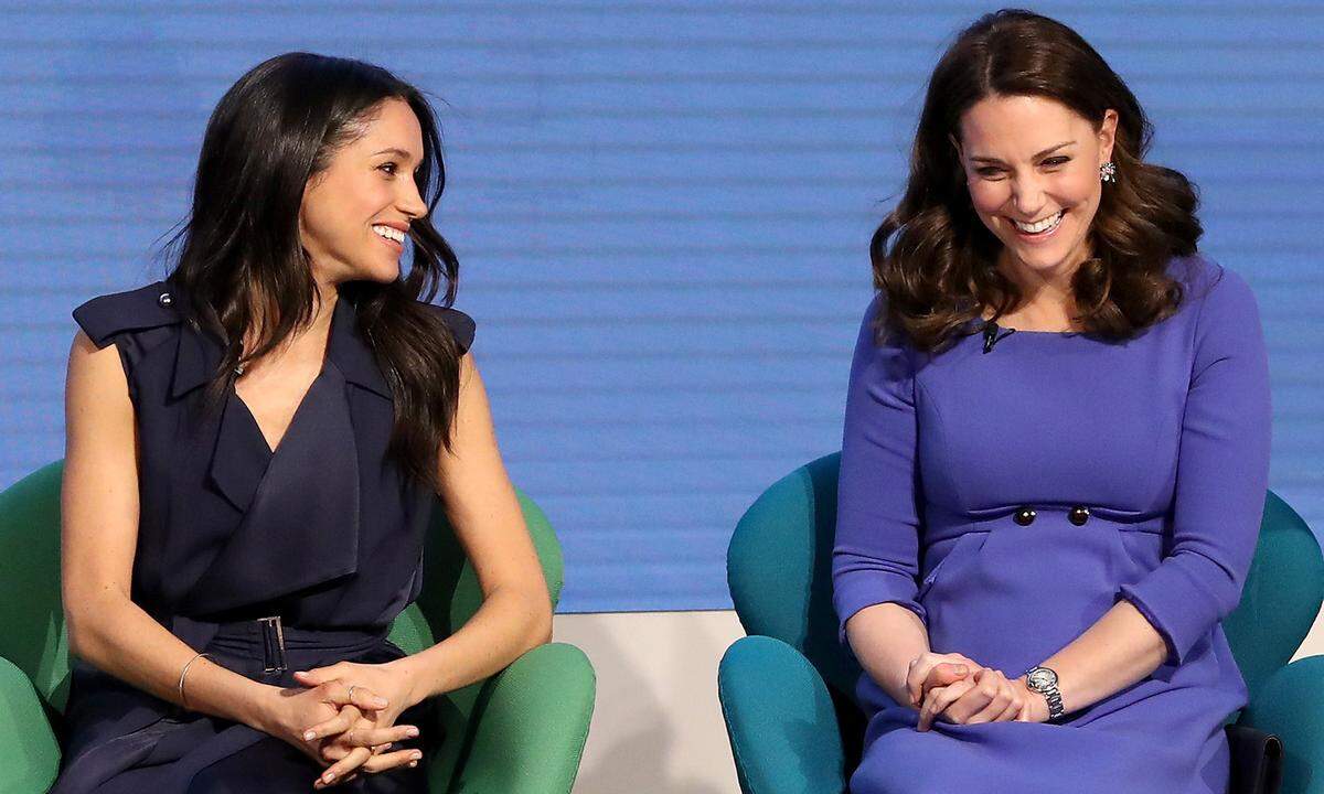 Prinz Harrys Bald-Ehefrau bringt frischen Wind in den windsorischen Kleiderschrank. Beim ersten Royal Foundation Forum in London glänzte Meghan Markle in einem Wickelkleid mit Gürtel von Jason Wu (im Wert von 1600 Euro) neben ihrer Schwägerin in spe, die sich in einem 99 Pfund Kleid des Umstandsmodelabels Seraphine ganz royal-like sparsam und stilsicher zeigte.