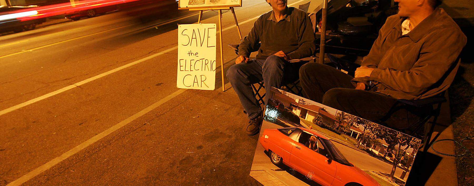 Ausdauernd: Zwei Aktivisten und frühere EV1-Nutzer protestieren nahe der Schrottpresse des Werksgeländes von GM.