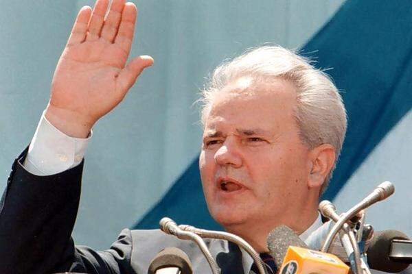 Milošević sagt am 27. April 1987 den Kosovo-Serben nach einer Prügelei zwischen serbischen Demonstranten und albanischen Polizisten im Kosovo: "Niemand soll es wagen, euch zu schlagen."