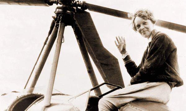 Seit mehr als 80 Jahren wird über das Schicksal von Amelia Earhart gerätselt. Am 2. Juli 1937 verschwanden die US-Flugpionierin und ihr Navigator Fred Noonan bei einem Flug rund um die Welt über dem Pazifik. In ihren letzten aufgezeichneten Funksprüchen hieß es, dass sie die angepeilte Howland-Insel nicht finden könnten und der Treibstoff knapp werde. Die Maschine sei anschließend wohl ins Meer gestürzt, lautet die gängigste Theorie. Zuletzt heizte ein im US-Nationalarchiv gefundenes Foto die Spekulationen um das Schicksal der berühmten Pilotin neu an. Es soll 1937 auf den Marshall-Pazifikinseln aufgenommen worden sein und unter anderem Earhart und Noonan zeigen. Experten wiesen jedoch darauf hin, dass die Haarlänge der angeblichen Earhart nicht passe. Die Internationalen Gruppe zur Bergung historischer Flugzeuge (TIGHAR) etwa verfolgt die Theorie, dass Earhart und Noonan eine Notlandung auf dem unbewohnten Atoll Nikumaroro gelungen sei, wo sie später verdurstet oder an ihren Verletzungen gestorben seien.