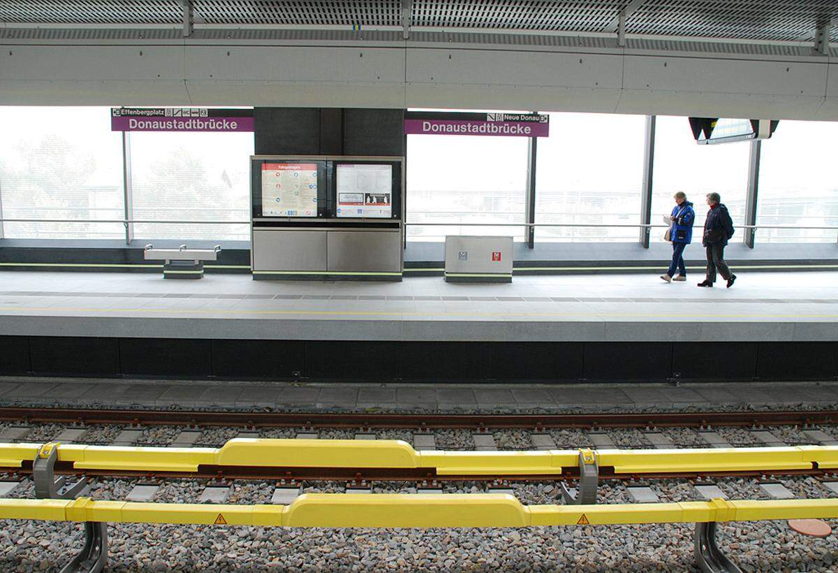 Eine solche hatte zuletzt die ÖVP gefordert, die für eine U-Bahn-Verbindung zwischen Hernals und Favoriten plädierte. Neben dem bereits fixierten Ausbau von U1 und U2 werde man "diskutieren, wie's mit einer U5 ausschaut", so Häupl. Bis dahin habe man allerdings noch viel Zeit, wollte das Stadtoberhaupt heute nicht konkreter werden.Im Bild: Die neue U2-Station Donaumarina