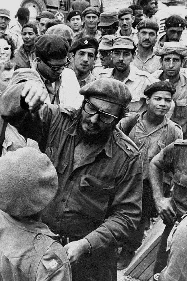 Nach dem Abschluss eröffnet Castro eine Anwaltskanzlei. 1952 kandidiert er für einen Sitz im Kongress. Doch zu dieser Zeit putscht sich Ex-Präsident Fulgenico Batista zurück an die Macht und sagt die Wahlen ab. Ein erster Aufstand scheitert: Am 26. Juli 1953 überfällt eine Gruppe um Castro und seinem Bruder Raúl die Moncada-Kaserne in Santiago, doch die Soldaten schlagen den Angriff schnell zurück. Castro wird zu 15 Jahren Haft verurteilt. „Verurteilt mich, das hat nichts zu bedeuten! Die Geschichte wird mich freisprechen“, sagt er in seinem Schlussplädoyer.