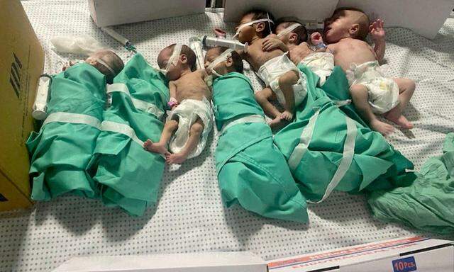 Neugeborene wurden am Sonntag im Al-Shifa-Krankenhaus im Gazastreifen aus den Brutkästen genommen, nachdem der Strom fast vollständig ausgefallen war.