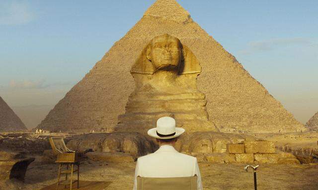 Hercule Poirot (Kenneth Branagh) vor den Pyramiden von Gizeh und der Sphinx. Bald wird er auf dem Nil vor Rätseln stehen. Wer sind auf dem Kreuzfahrtschiff die Täter? Die meisten stehen unter Verdacht. 