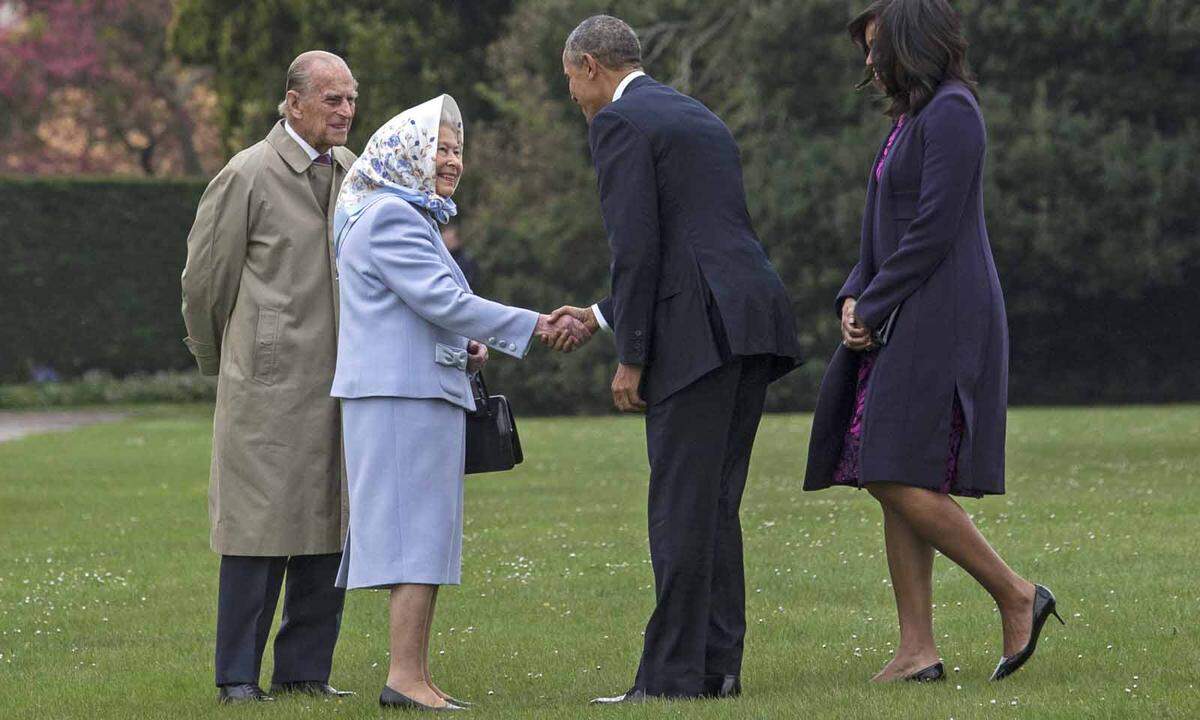Auch Barack Obama wurde mit einem Staatsempfang geehrt. First Lady Michelle verführte die Queen sogar zu einem Bruch des Protokolls: Sie legte ihr den Arm um die Schulter, Elizabeth erwiderte die Geste. Die Obamas kamen noch einmal kurz nach deren 90. Geburtstag im Jahr 2016.