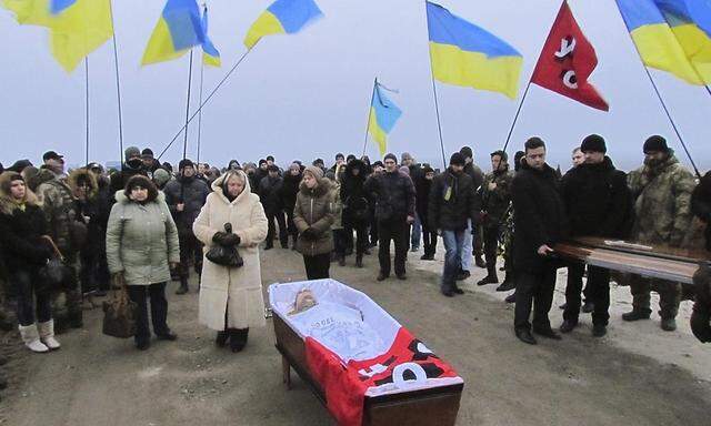Bestattung eines Opfers des Angriffs auf Mariupol.