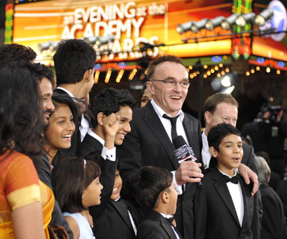 "Slumdog Millionaire"- Regisseur Danny Boyle und sein Team haben mehr als 500.000 Euro an Plan Deutschland gespendet. "Die große Gastfreundschaft der Menschen in den Slums hat ganz besonders zum Erfolg unseres Films beigetragen. "Wir möchten davon etwas zurückgeben, dorthin, wo es am meisten benötigt wird", so der Regisseur.  Der Oscar-prämierte Film handelt von einem Buben aus den Slums, der in der indischen Ausgabe von "Wer wird Millionär" gewinnt.