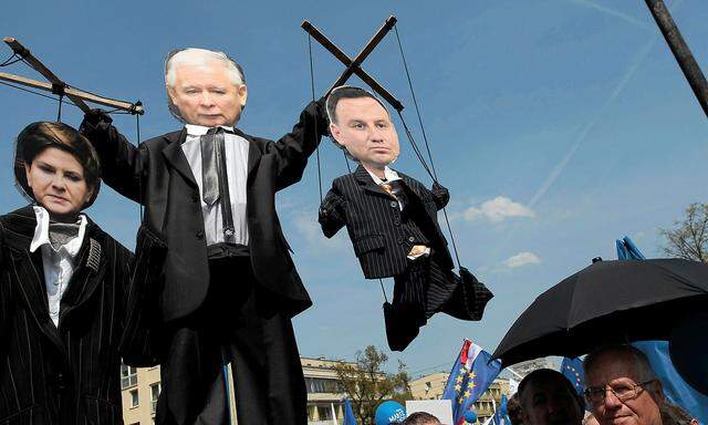 PiS-Chef Kaczynski hat seinen Parteifreund, Präsident Duda (re.) nicht so im Griff, wie es manche Demonstranten in Polen sehen.