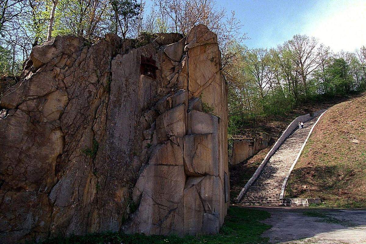 Viele Häftlinge wurden im Steinbruch über die berüchtigte Todesstiege gestoßen, fielen medizinischen Versuchen oder der Gewalt der Aufseher zum Opfer, etliche starben an Hunger, Krankheiten und Erschöpfung.