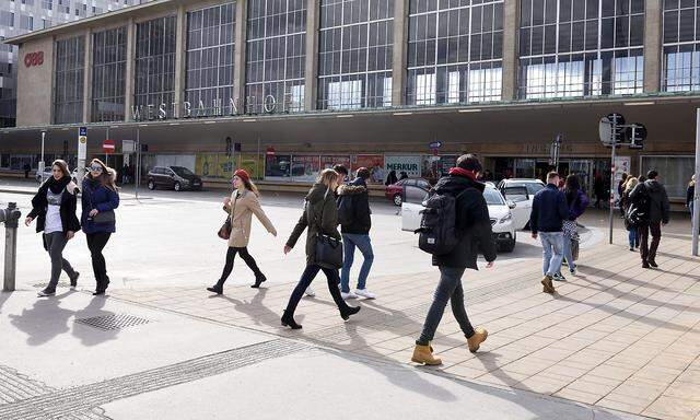 Der Elfjährige und sein 15-jähriger Komplize wurden am Westbahnhof auf frischer Tat ertappt.