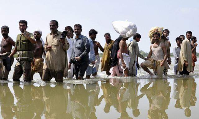 Pakistan Flut Islamisten hochspuelt