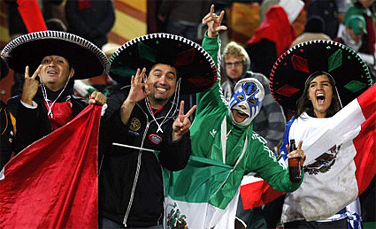 Mexiko schlug Frankreich überraschend mit 2:0 - dememtsprechend ausgelassen feierten die mexikanischen Fans.