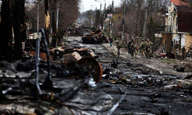 Nach dem Abzug der russischen Truppen blieben Zerstörung und Tod. Ukrainische Soldaten dokumentieren, was in Butscha geschehen ist.