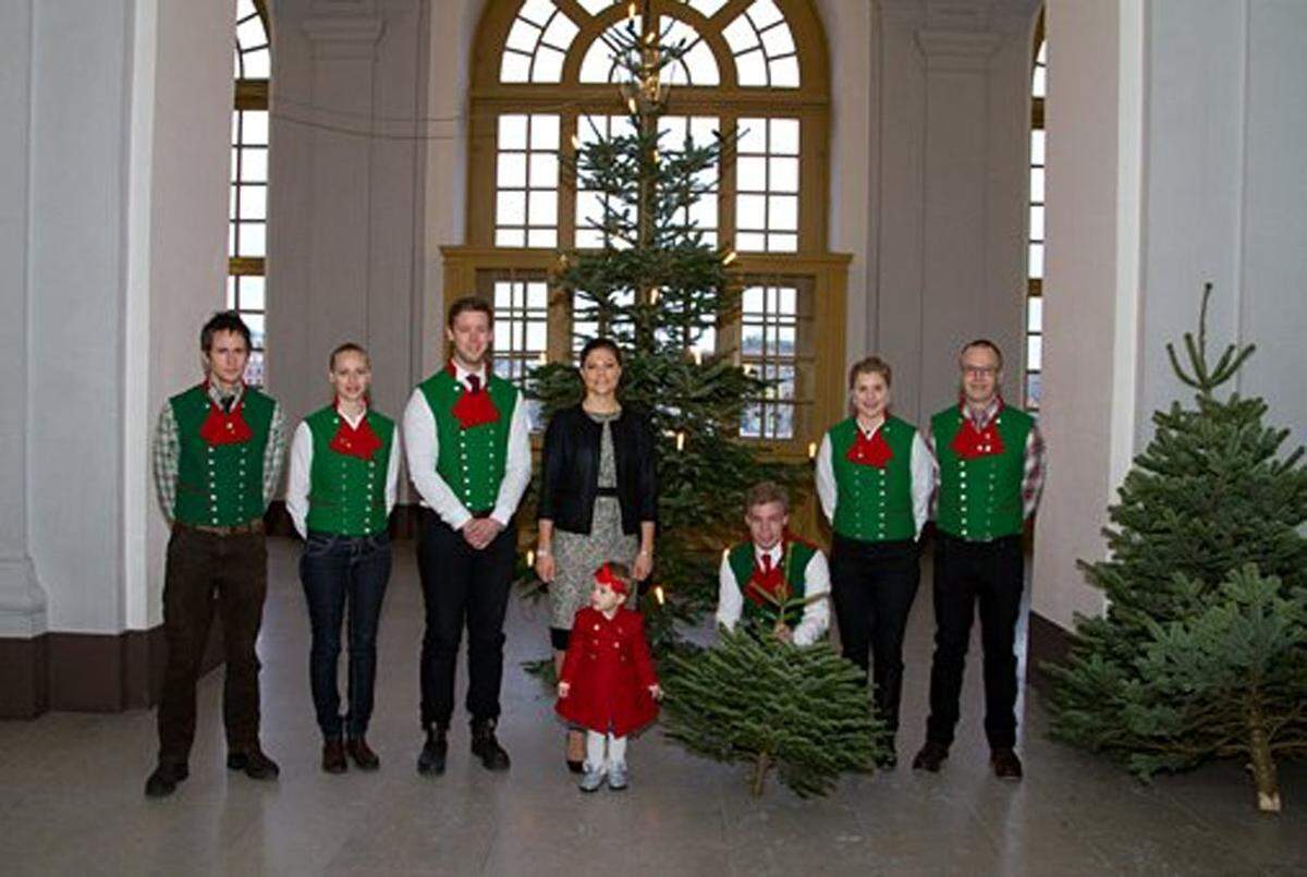 Als Dank für die Mühe durfte Estelle bei der Tannenwahl im Palast helfen. Fünf Weihnachtsbäume stehen in Schloss Drottningholm in Stockholm. Das kleinste Exemplar ist extra für die kleinste Prinzessin reserviert.