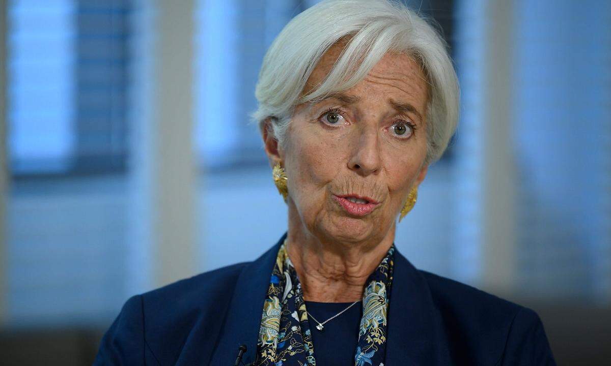 Vor Jahren lobte die Französin Christine Lagarde Zentralbanker als "Helden der Krise". Nun rückt sie als erste Frau an die Spitze der EZB. Dass die eloquente Juristin weder Ökonomin ist noch Erfahrungen in der Führung einer nationalen Notenbank hat, ficht sie nicht an. Sie sei "keine supertolle Ökonomin", sagte Lagarde vor einigen Jahren dem "Guardian", aber sie habe "genug gesunden Menschenverstand". Erfahrungen auf internationaler Bühne sammelte die frühere Synchronschwimmerin reichlich: 2007 wurde sie Wirtschafts- und Finanzministerin ihres Heimatlandes, 2011 übernahm sie als erste Frau die Führung des Internationalen Währungsfonds (IWF). Die heute 63-Jährige, die am 1. November 2019 ihr Amt antreten wird, hat deutlich gemacht, dass sie eine lockere Geldpolitik auf absehbare Zeit für nötig hält.