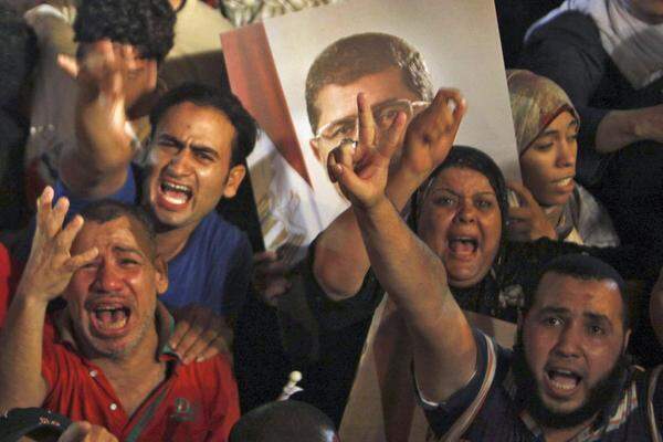 Während die Gegner Mursis feiern, herrscht unter dessen Anhängern Entsetzen über den "Militärputsch". Mursi selbst will nicht weichen: Er ruft zum gewaltfreien Widerstand auf.