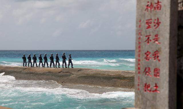 Chinesische Marinesoldaten der Volksbefreiungsarmee patrouillieren auf einer der Spratly-Inseln. „Nansha ist unser nationales Land. Heilig und unverletzlich“, steht auf einer Steintafel eingraviert. 
