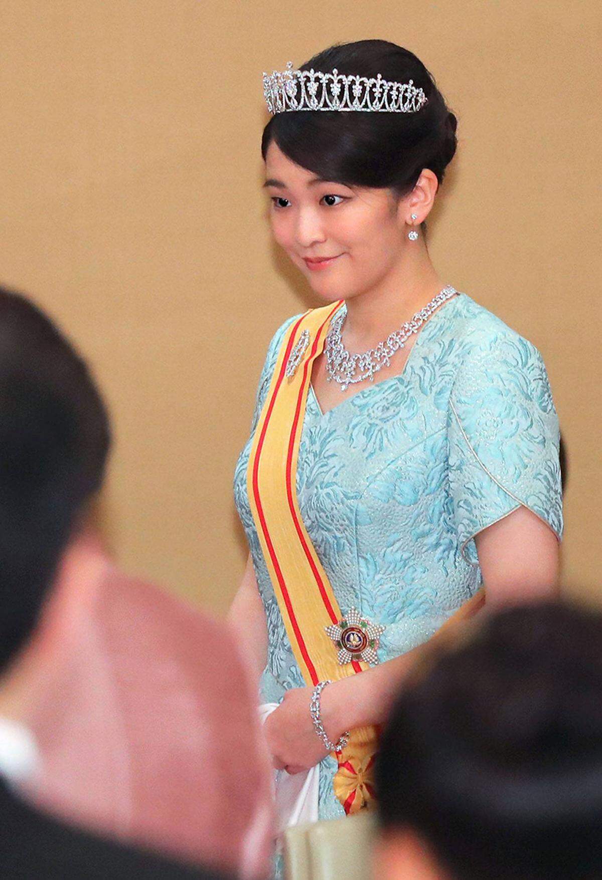 Auch eine andere Prinzessin wird 2018 den Bund der Ehe schließen: Japans Prinzessin Mako. Sie wird - im Gegensatz zu Prinzessin Eugenie von York - all ihre Titel und Privilegien verlieren (und ihren Schmuck!) und kein Mitglied der kaiserlichen Familie mehr sein. Das Protokoll des Kaiserhofes sieht dies so vor.