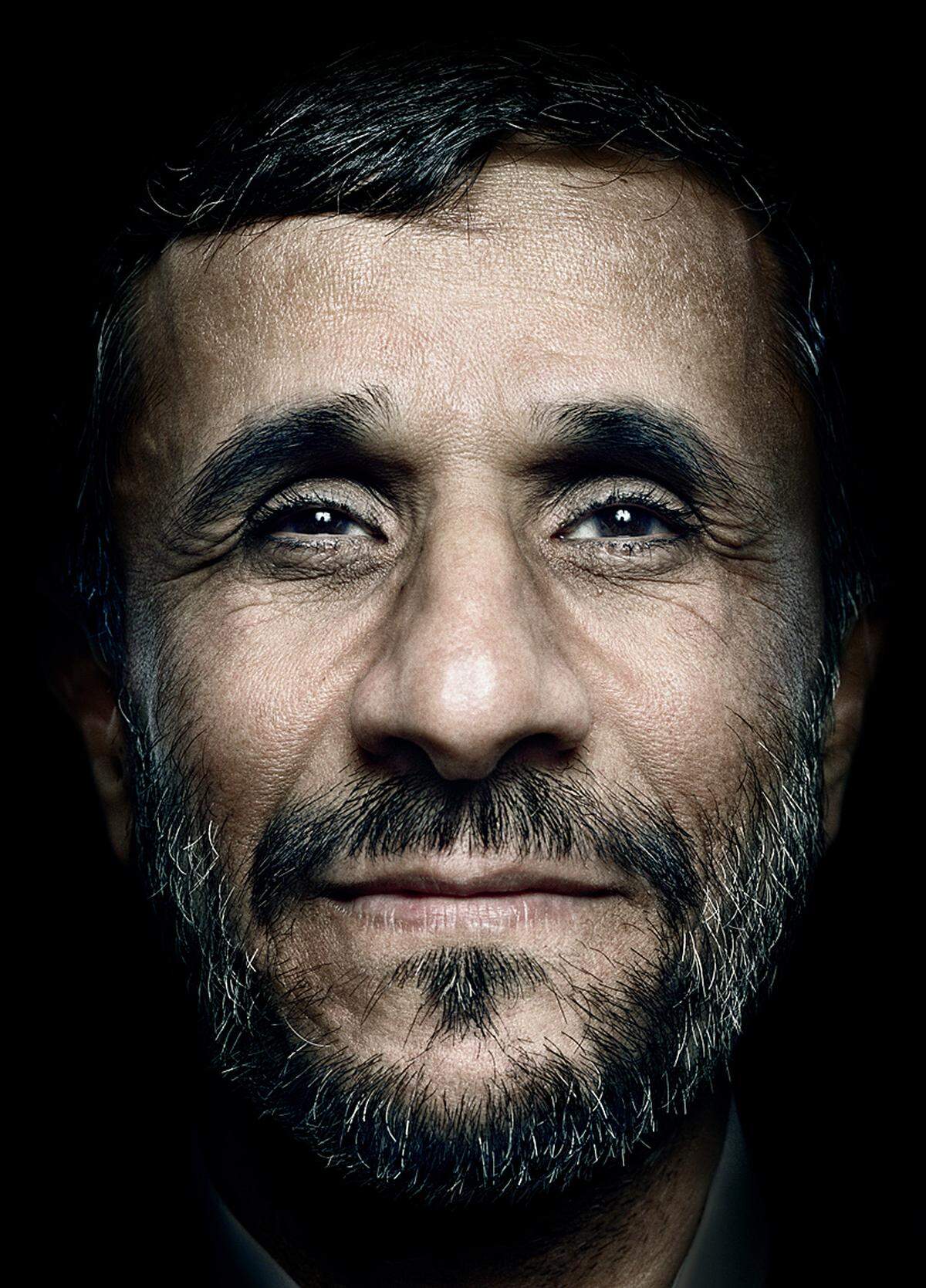 Im Auftrag des New Yorker schuf der Fotograf Platon Antoniou im September 2009, während der Hauptversammlung der Vereinten Nationen in New York, eine einzigartige Porträtreihe: In nur fünf Tagen fotografierte er in seinem improvisierten Studio im UNO-Gebäude am East River mehr als hundert Staats- und Regierungschefs. Im Bild: Mahmoud Ahmadinejad, Präsident des Iran, im Amt seit August 2005. (c) Platon