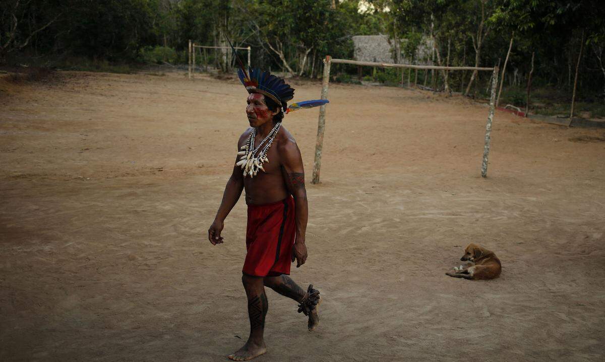 Ein Mitglied des Amazonas-Stammes Tatuyo verlässt den Platz.