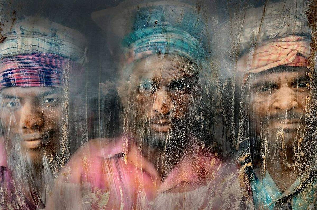 Mit seinem Bild von drei Kies-Arbeitern aus Bangladesh belegte Faisal Azim den zweiten Platz. Die drei Männer blicken durch das Fenster ihres staubigen Arbeitsplatzes in Azims Heimatort Chittagong. Credits: Faisal Azim/ National Geographic Traveler Photo Contest 2015.