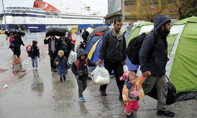 In Piräus treffen immer mehr Flüchtlinge ein.