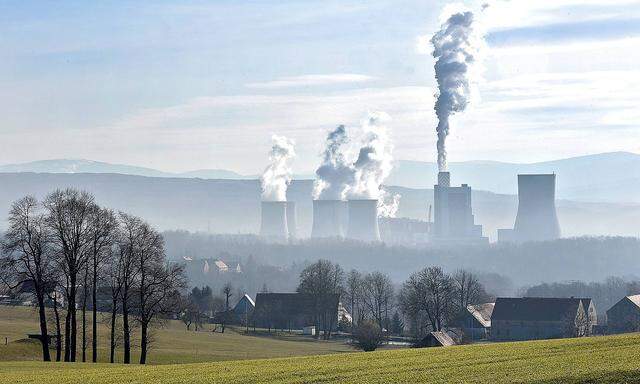 Kohlekraftwerk in Turow Polen Foto vom 05 05 2019 Das Braunkohle Grosskraftwerk PGE Górnictwo i