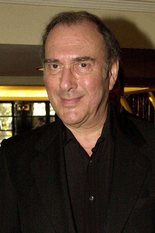 Harold Pinter (1930 - 2008) - Großbritannien Pinter gilt als einer der wichtigsten Dramatiker des 20. Jahrhunderts und war bekannt als der "zornige alte Mann" des britischen Theaters. Immer wieder irritierte Pinter sein Publikum mit verstörenden Werken. Der aus dem Londoner East End stammende Autor habe in seinen Dramen "den Abgrund unter dem alltäglichen Geschwätz freilegt und in den geschlossenen Raum der Unterdrückung einbricht", so die Jury.