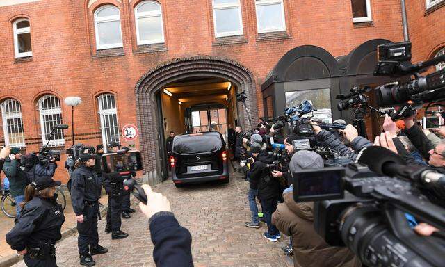 Vorführung vor Gericht. Zahlreiche Medienvertreter beobachteten die Fahrt von Carles Puigdemont zur ersten Einvernahme durch einen Amtsrichter im deutschen Schleswig- Holstein.