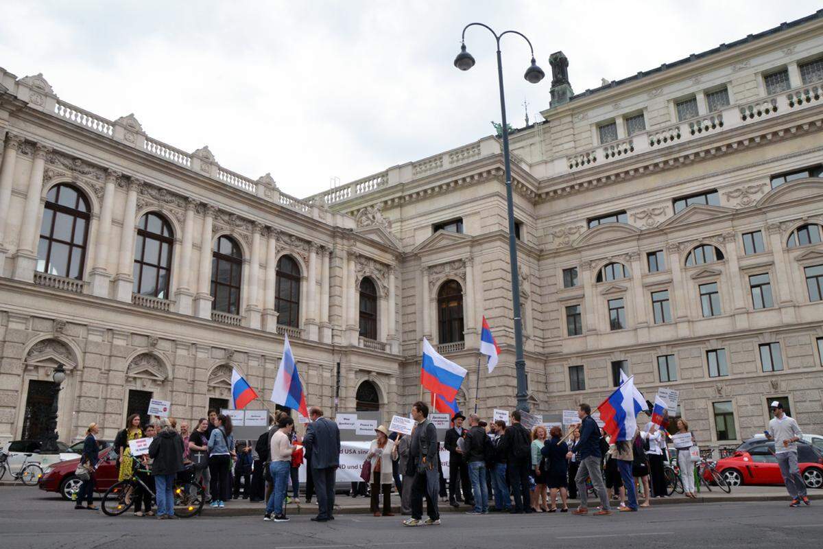 Im Umfeld der Hofburg setzten sich Kritiker und Befürworter Putins in Szene.