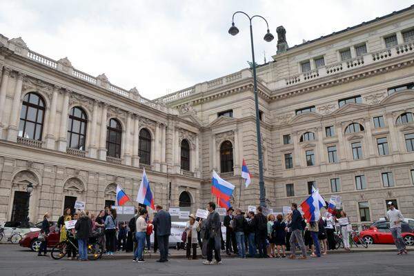 Im Umfeld der Hofburg setzten sich Kritiker und Befürworter Putins in Szene.