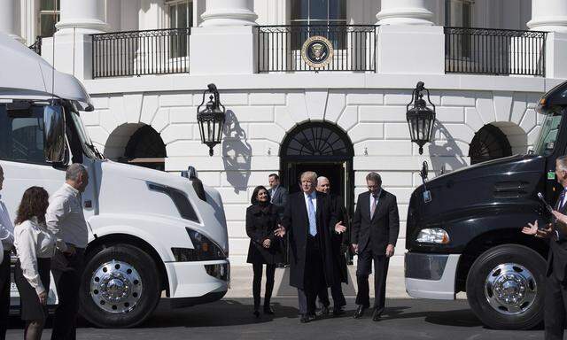 Donald Trump, jüngst bei einem Trucker-Treffen vor dem Weißen Haus: Schwer sind die Probleme, die sich seiner Regierung stellen – und sie sind auch oft selbst gemacht.
