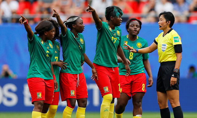 Kameruns Spielerinnen verstanden im Achtelfinale gegen England die Fußballwelt nicht mehr. Ihr Ärger war jedoch umsonst, alle beanstandeten Entscheidungen korrekt.