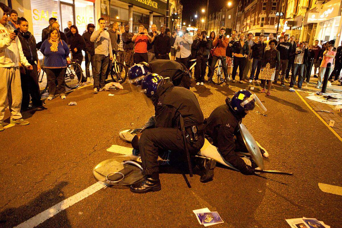 Insgesamt waren in London und Birmingham bis Montagabend mehr als 250 Verdächtige festgenommen worden, teilte die Polizei mit. Die Polizei schickte in der Nacht zum Dienstag weitere 1700 Beamte in die "Krisengebiete" Londons.