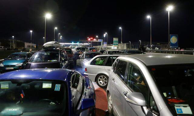 Stau am Grenzübergang Nickelsdorf: Die Autokolonne auf der A4 reichte zum Teil bis nach Fischamend zurück. 