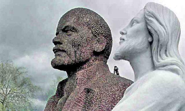 Lenin und Gott - auf dem Gelände eines Steinmetzes friedlich nebeneinander.
