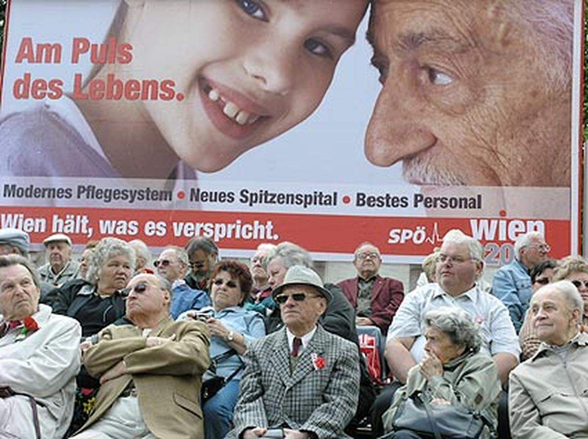 Eines war heuer unübersehbar - vor allem die älteren Sozialdemokraten strömten auf den Rathausplatz. 100.000 Menschen nahmen laut SPÖ bei der Kundgebung teil. Im Vergleich zum Vorjahr war die Stimmung allerdings eher gedämpft.