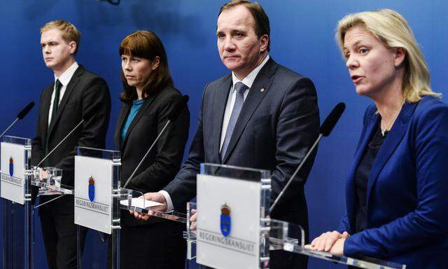 Schwedens Finanzministerin Magdalena Andersson (rechts) spricht mit Premier Stefan Lofven (2.v.r.)R), der stellvertretenden Ministerpräsidentin Asa Romson (2. v. l.) und Bildungsminister Gustav Fridolin (l.).