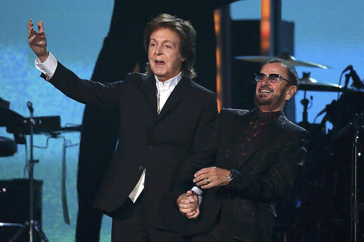 Paul McCartney holte den Grammy für den besten Rocksong für das Lied "Cut Me Some Slack", das er gemeinsam mit Dave Grohl, Krist Novoselic und Pat Smea einspielte. Auf der Bühne gab es eine Mini-Beatles-Reunion: McCartney trat mit Ringo Starr, dem zweiten noch lebenden Mitglieder der Fab Four, auf. Yoko Ono tantze im Publikum.