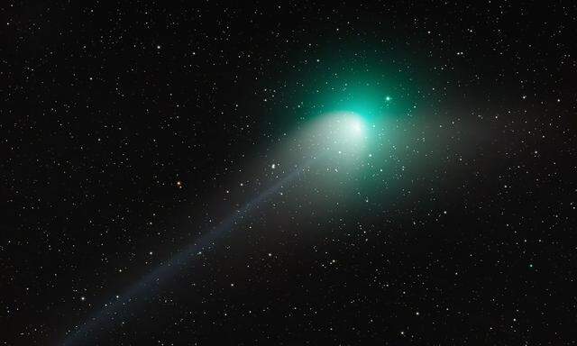 Hier sind die beiden Schweife und der grüne Schimmer des Kometen C/2022 E3 (ZTF) gut zu sehen. 