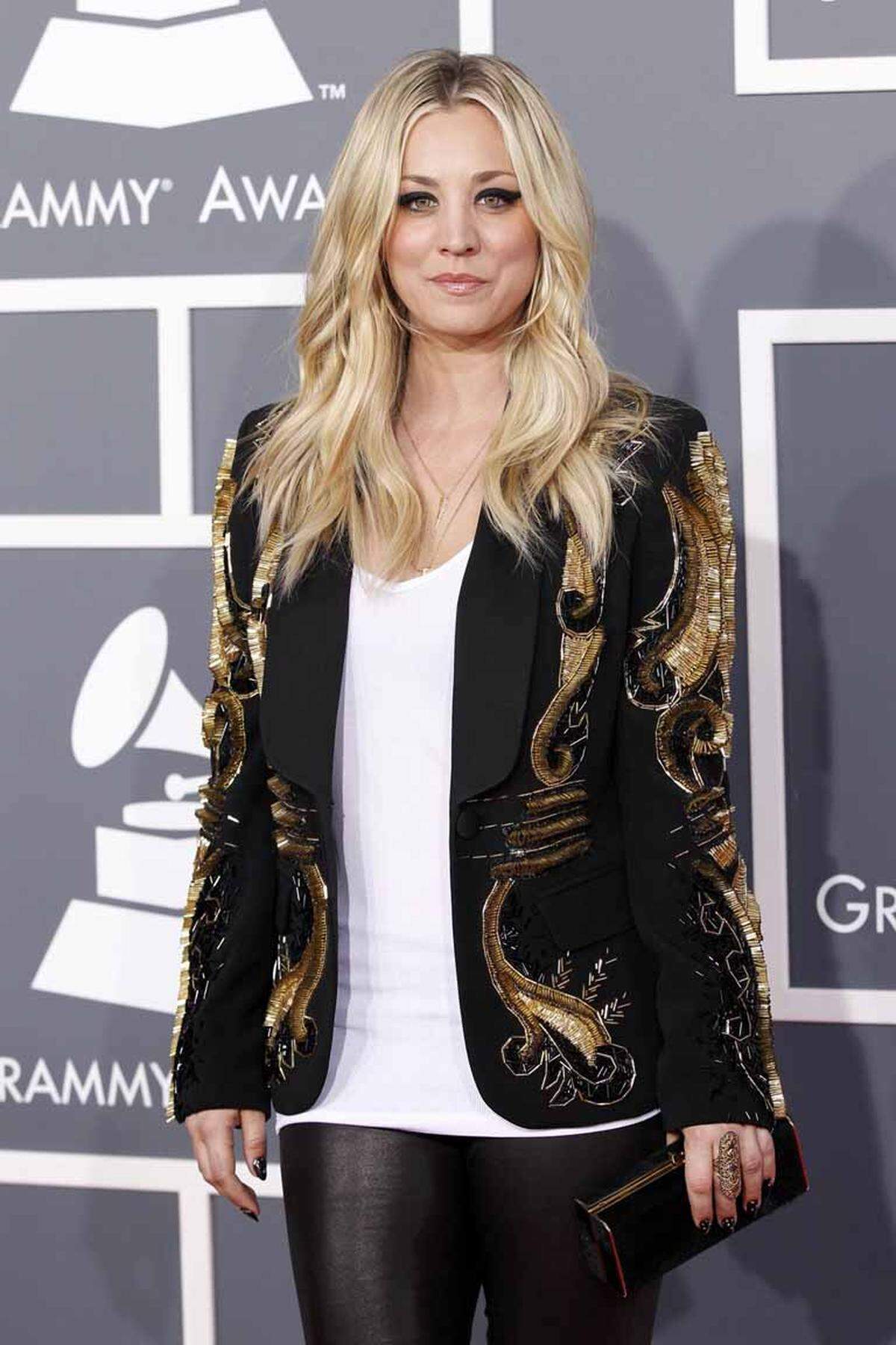 Die Schauspielerin Kaley Cuoco (´The Big Bang Theory´) setzte bei der Grammy-Verleihung auf noble Zurückhaltung. Als Aufputz half ein bestickter Blazer von Amen.