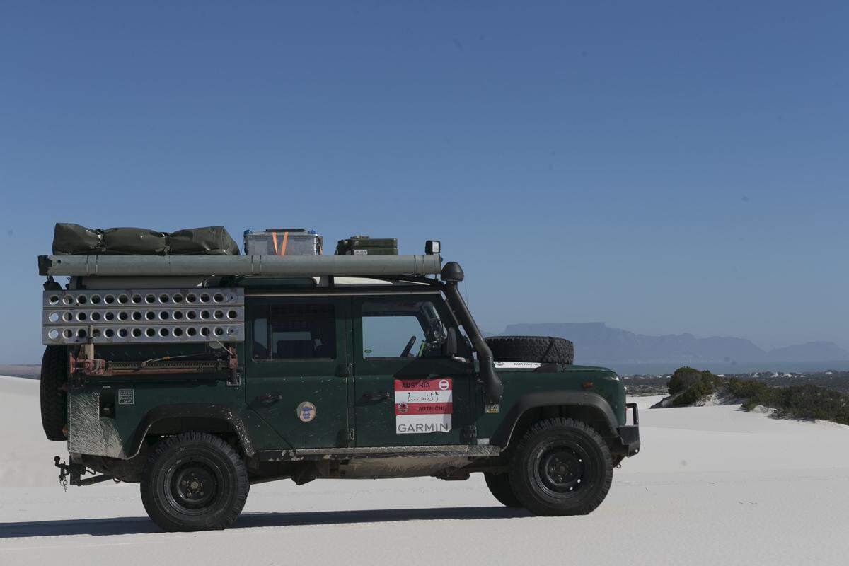 Großes Landschaftskino, wüste Liegenschaften - und es hat durchschnittlich 40 Grad im Auto. Der Landrover Defender hat Platz für Reservekanister, Wassertanks, Werkzeug, Fotoausrüstung, Basisproviant, Dachzelt, Schneeketten (für den Sand)...