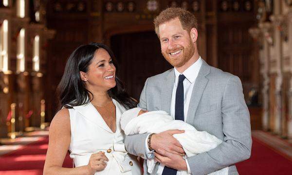 Wenngleich sich Meghan nicht den Fotomarathon nur Stunden nach der Geburt auf den Treppen einer Geburtsklinik antun wollte, in einer Sache hat sie sich dennoch von Schwägerin Kate inspirieren lassen. Wie schon Prinz George oder Prinzessin Charlotte war auch der jüngste royale Nachwuchs in ein weißes Tuch (Modell „Leaves &amp; Flowers“) der Firma G.H. Hurt &amp; Sons gewickel. Das Köpfchen bedeckte eine Babykappe aus feinem Kaschmir des gleichen Herstellers.