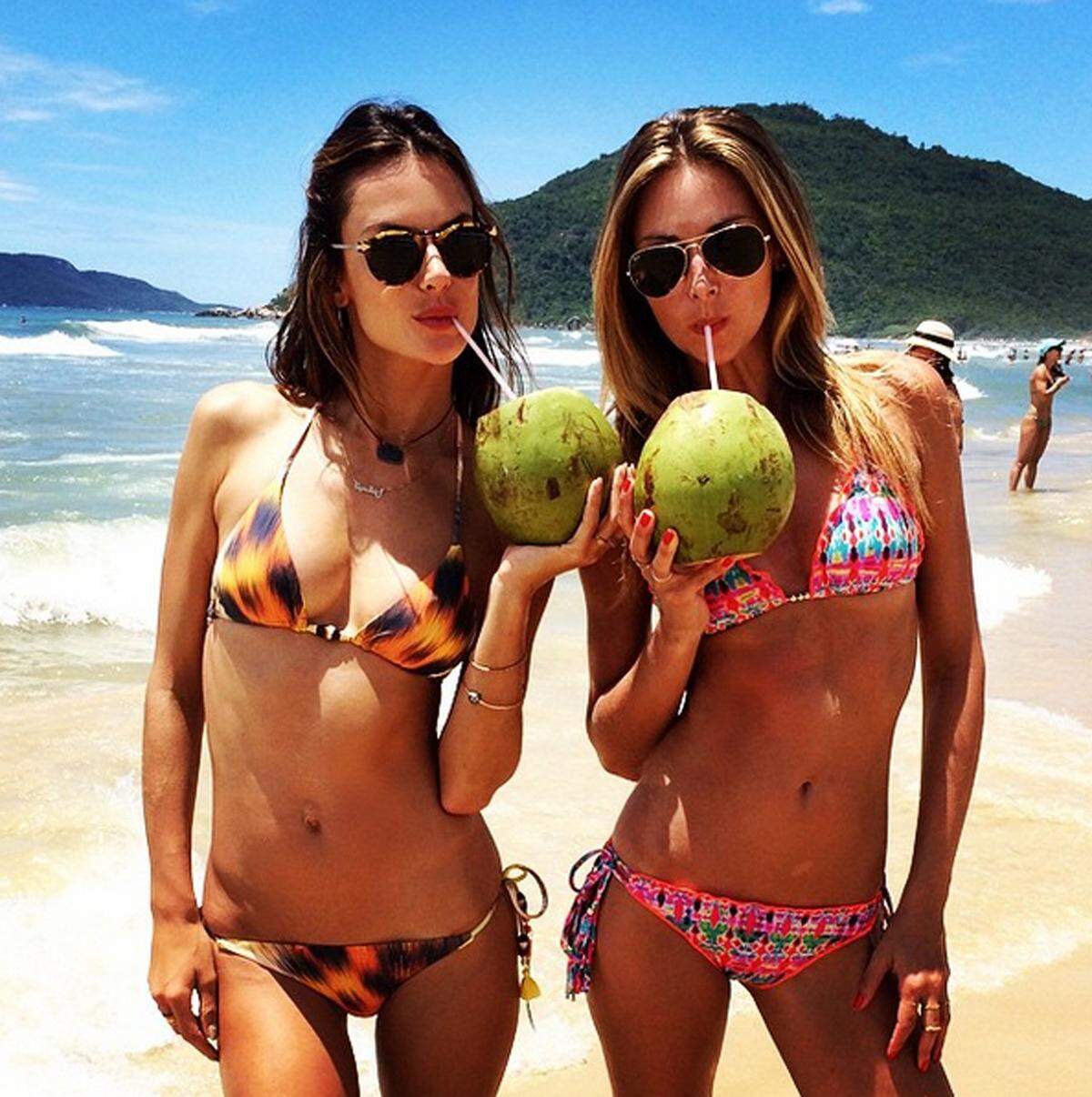 Model Alessandra Ambrosio trank am Strand ganz stilecht aus einer Kokosnuss und bewarb gleichzeitig ihre Bikinikollektion.