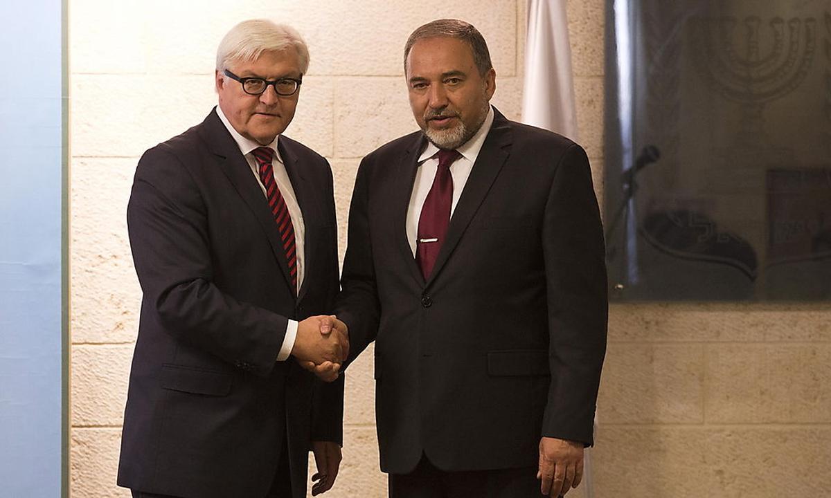 Die Außenminister Steinmeier (l.) und Lieberman.