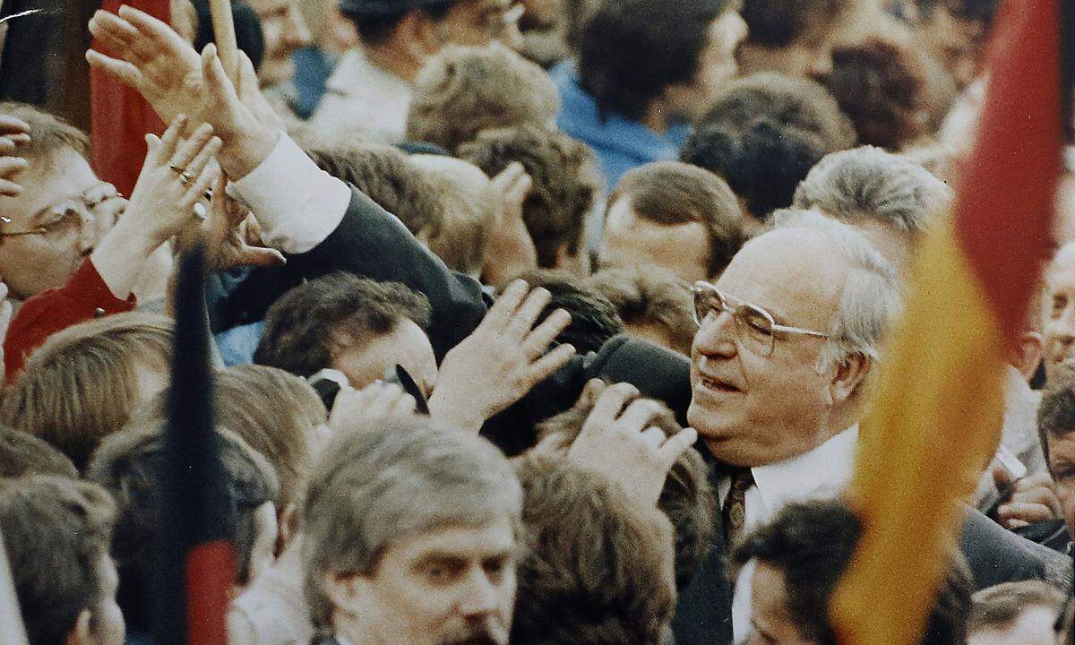 Bereits 1989 planten Partei-Granden den Kanzlersturz, doch Kohl überlebte und sollte als "Einheitskanzler", der den Fall des Eisernen Vorhangs und die Einführung des Euros mittrug, in die Geschichte eingehen. Letztlich brachte ihn die CDU-Spendenaffäre zu Fall: Kohl wollte Namen von Großspendern nicht preisgeben. Der Politiker aus Ludwigshafen sah sich dennoch in der Pflicht, Kanzler bleiben zu müssen - und ebnete damit bei den Bundestagswahlen 1998 den Weg für den SPD-Kanzler Gerhard Schröder.