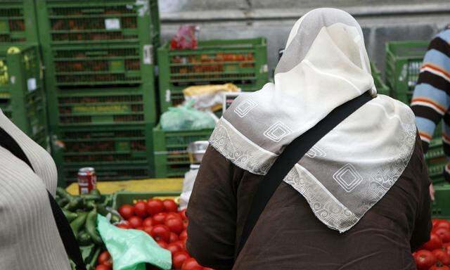 Symbolbild muslimische Frau mit Kopftuch