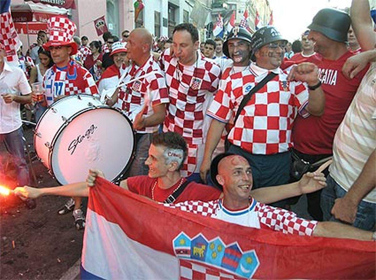 Schon vor dem Fußballspiel ist die Ottakringer Straße gesperrt und das rot-weiß-rote Schachbrett auf den Trikots prägt das Straßenbild.