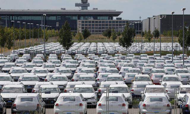 Die Autoindustrie möchte ihre gewaltigen strukturellen Überkapazitäten mit Staatsgeld für Autokäufer abfedern. 