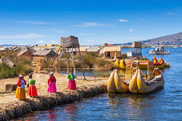 Am Titicacasee leben die Uros auf rund 40 schwimmenden Inseln, die nur aus getrocknetem Totora-Schilf aufgebaut sind.
